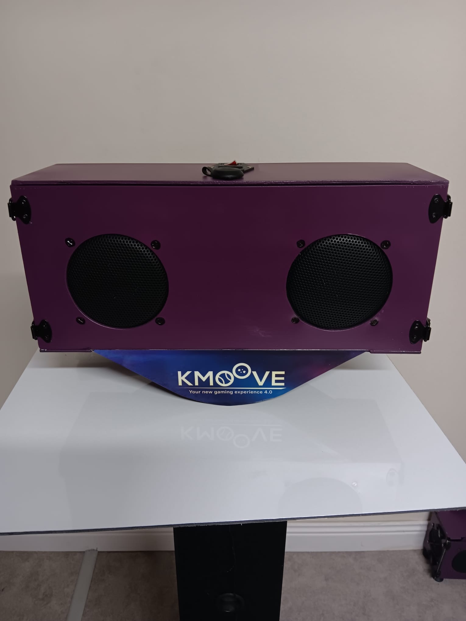 Boîtier K-Station vu de face, deux haut-parleurs et logo Kmoove