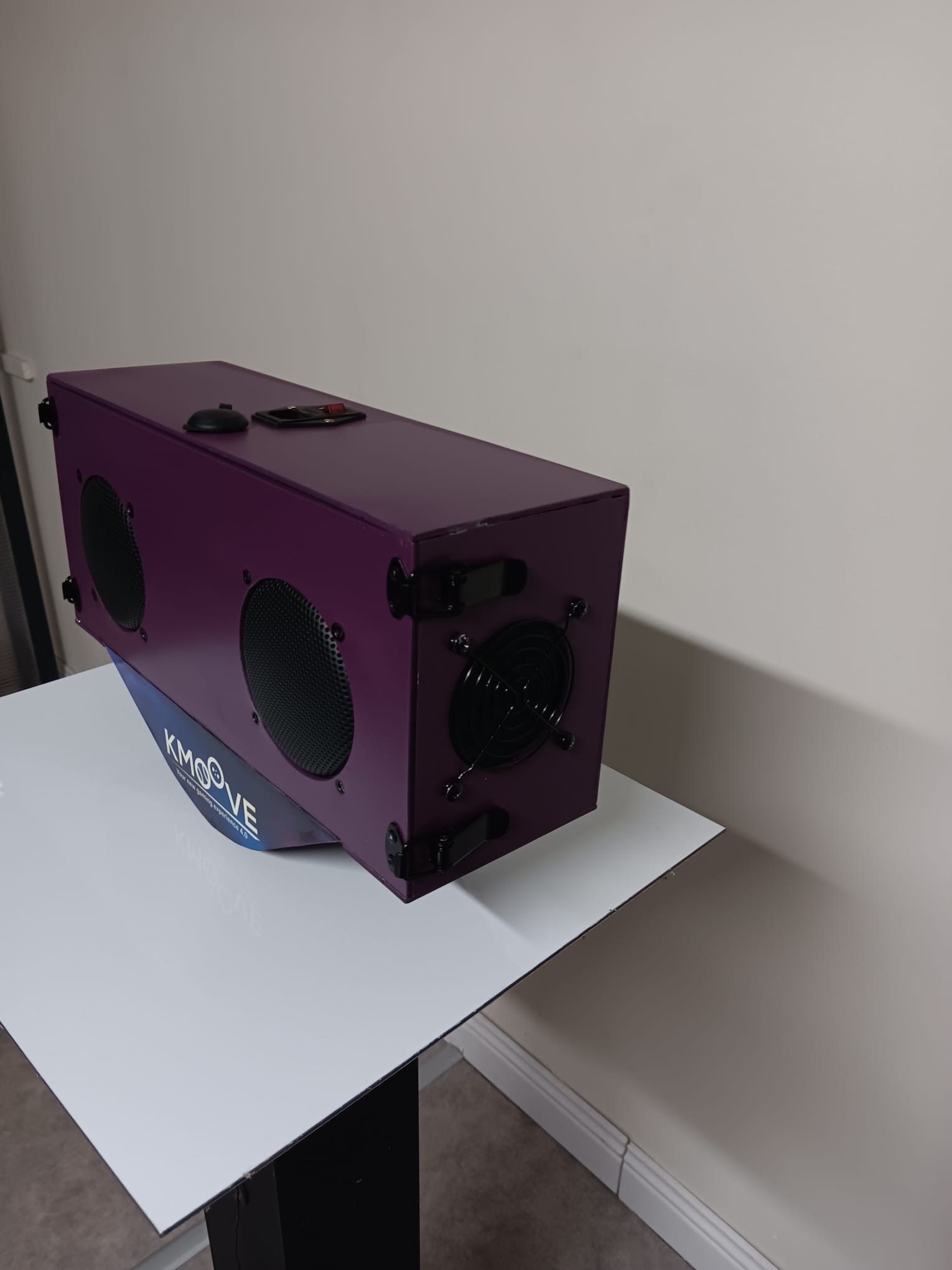 Boîtier K-Station de profil, ventilateur et sauterelles